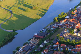 Vue aérienne de Vue du village au ferry principal Wipfeld depuis le nord à Wipfeld dans le département Bavière, Allemagne