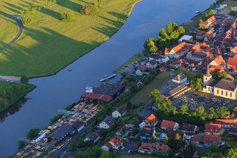 Vue aérienne de Vue du village au ferry principal Wipfeld depuis le nord à Wipfeld dans le département Bavière, Allemagne