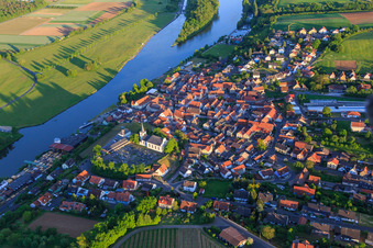 Vue du village au ferry principal Wipfeld depuis le nord à Wipfeld dans le département Bavière, Allemagne d'en haut