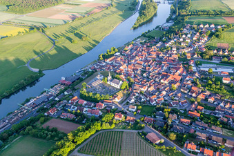Vue aérienne de Les rives du Main à Wipfeld dans le département Bavière, Allemagne