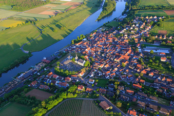 Vue du village au ferry principal Wipfeld depuis le nord à Wipfeld dans le département Bavière, Allemagne hors des airs