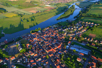 Vue du village au ferry principal Wipfeld depuis le nord à Wipfeld dans le département Bavière, Allemagne vue d'en haut