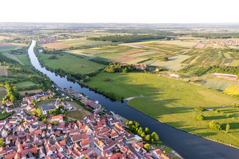 Vue oblique de Les rives du Main à Wipfeld dans le département Bavière, Allemagne