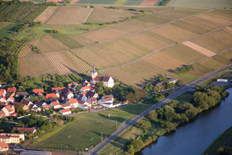 Vue aérienne de Chemin de l'église à le quartier Stammheim in Kolitzheim dans le département Bavière, Allemagne