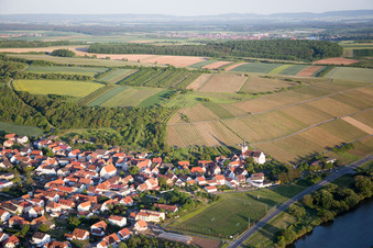 Vue aérienne de Chemin de l'église à le quartier Stammheim in Kolitzheim dans le département Bavière, Allemagne