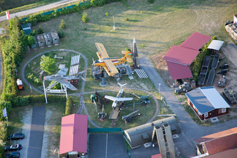 Vue aérienne de Aéronefs et technologie militaire sur le terrain en plein air de l'ensemble de bâtiments du musée Stammheim sur Waldweg à le quartier Stammheim in Kolitzheim dans le département Bavière, Allemagne