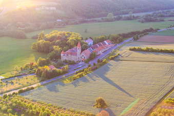 Complexe de bâtiments du pensionnat de filles Antonia-Werr-Zentrum dans le monastère de Saint-Louis à Wipfeld dans le département Bavière, Allemagne vue d'en haut
