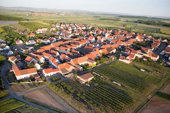Vue aérienne de La perle cachée à le quartier Lindach in Kolitzheim dans le département Bavière, Allemagne