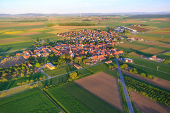 Vue aérienne de Vue du village depuis le nord-est à Kolitzheim dans le département Bavière, Allemagne