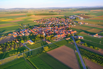 Vue aérienne de Vue du village depuis le nord-est à Kolitzheim dans le département Bavière, Allemagne