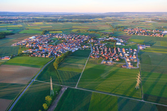Vue aérienne de Vue du village depuis l'ouest à le quartier Unterspiesheim in Kolitzheim dans le département Bavière, Allemagne