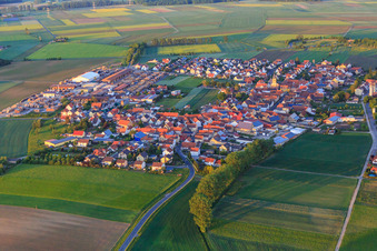 Vue aérienne de Vue du village depuis l'ouest à le quartier Unterspiesheim in Kolitzheim dans le département Bavière, Allemagne