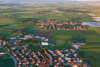 Vue aérienne de Vue du village depuis le nord-ouest à le quartier Oberspiesheim in Kolitzheim dans le département Bavière, Allemagne