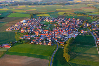 Photographie aérienne de Vue du village depuis l'ouest à le quartier Unterspiesheim in Kolitzheim dans le département Bavière, Allemagne
