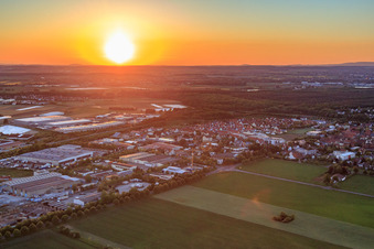 Vue aérienne de Zone industrielle au coucher du soleil à Schwebheim dans le département Bavière, Allemagne