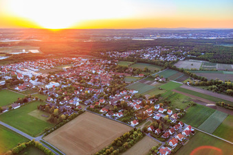 Vue aérienne de Vue de la ville depuis l'ouest au coucher du soleil à Schwebheim dans le département Bavière, Allemagne