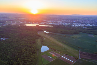 Vue aérienne de Aéroport de Schweinfurt-Süd EDFS au coucher du soleil à Gochsheim dans le département Bavière, Allemagne