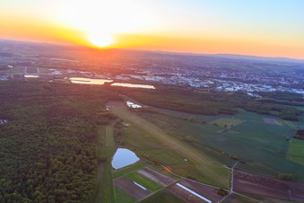 Vue aérienne de Aéroport de Schweinfurt-Süd EDFS au coucher du soleil à Gochsheim dans le département Bavière, Allemagne
