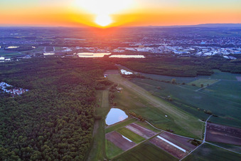 Photographie aérienne de Aéroport de Schweinfurt-Süd EDFS au coucher du soleil à Gochsheim dans le département Bavière, Allemagne