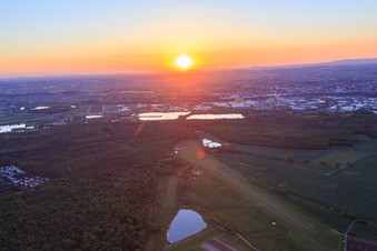 Vue oblique de Aéroport de Schweinfurt-Süd EDFS au coucher du soleil à Gochsheim dans le département Bavière, Allemagne