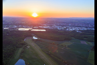Aéroport de Schweinfurt-Süd EDFS au coucher du soleil à Gochsheim dans le département Bavière, Allemagne d'en haut
