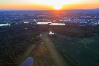 Aéroport de Schweinfurt-Süd EDFS au coucher du soleil à Gochsheim dans le département Bavière, Allemagne hors des airs