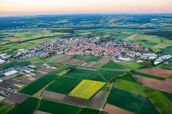 Vue aérienne de Du sud-ouest à Gochsheim dans le département Bavière, Allemagne