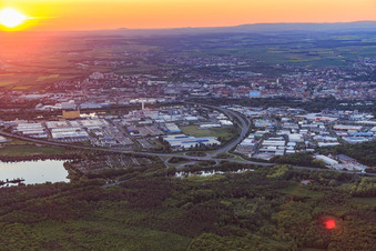 Vue aérienne de Zone industrielle HAFEN WEST et HAFEN OST derrière l'A70 au coucher du soleil à Schweinfurt dans le département Bavière, Allemagne
