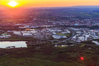 Vue aérienne de Zone industrielle HAFEN WEST et HAFEN OST derrière l'A70 au coucher du soleil à Schweinfurt dans le département Bavière, Allemagne