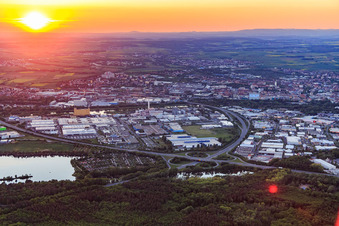 Photographie aérienne de Zone industrielle HAFEN WEST et HAFEN OST derrière l'A70 au coucher du soleil à Schweinfurt dans le département Bavière, Allemagne