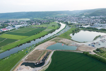 Vue aérienne de Zones riveraines le long de la rivière Weser à Beverungen dans le département Rhénanie du Nord-Westphalie, Allemagne