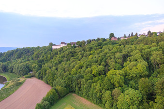 Vue aérienne de MUSÉE DU CHÂTEAU DE FÜRSTENBERG au-dessus de la Weser à Fürstenberg dans le département Basse-Saxe, Allemagne