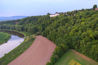 Vue aérienne de MUSÉE DU CHÂTEAU DE FÜRSTENBERG au-dessus de la Weser à Fürstenberg dans le département Basse-Saxe, Allemagne