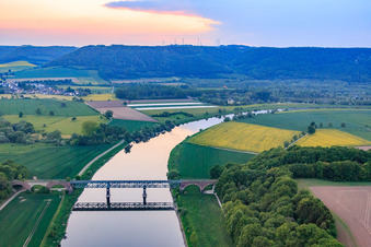 Vue aérienne de Pont Kennedy sur la Weser à le quartier Wehrden in Beverungen dans le département Rhénanie du Nord-Westphalie, Allemagne
