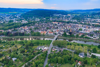 Vue aérienne de Pont de la Weser à Höxter dans le département Rhénanie du Nord-Westphalie, Allemagne