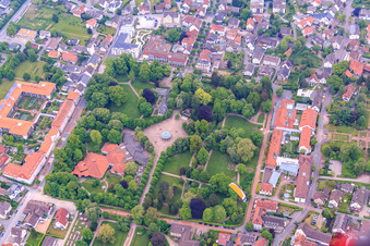 Vue aérienne de Kurpark Horn-Bad Meinberg avec GesUndTourismus Horn-Bad Meinberg GmbH à le quartier Bad Meinberg in Horn-Bad Meinberg dans le département Rhénanie du Nord-Westphalie, Allemagne