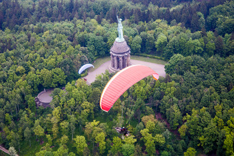 Vue aérienne de Attraction touristique et touristique du monument historique Hemannsdenkmal avec parapentes à le quartier Hiddesen in Detmold dans le département Rhénanie du Nord-Westphalie, Allemagne