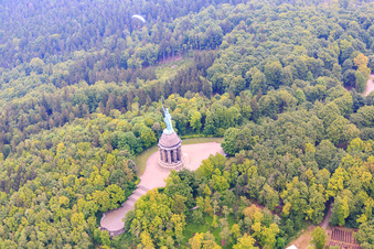 Photographie aérienne de Monument Hermann à le quartier Hiddesen in Detmold dans le département Rhénanie du Nord-Westphalie, Allemagne
