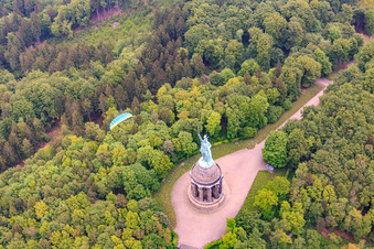 Vue oblique de Monument Hermann à le quartier Hiddesen in Detmold dans le département Rhénanie du Nord-Westphalie, Allemagne