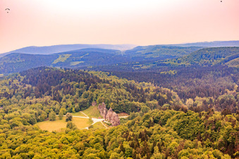 Vue aérienne de Site de culte des Externsteine du Moyen Âge avec réserve naturelle à le quartier Holzhausen-Externsteine in Horn-Bad Meinberg dans le département Rhénanie du Nord-Westphalie, Allemagne