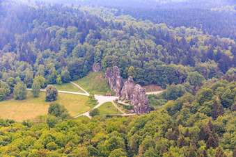 Photographie aérienne de Site de culte des Externsteine du Moyen Âge avec réserve naturelle à le quartier Holzhausen-Externsteine in Horn-Bad Meinberg dans le département Rhénanie du Nord-Westphalie, Allemagne