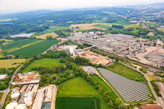 Vue aérienne de Installation photovoltaïque en plein air devant la centrale électrique Horn GmbH Horn Bad Meinberg à le quartier Horn in Horn-Bad Meinberg dans le département Rhénanie du Nord-Westphalie, Allemagne