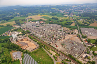 Vue aérienne de Bois de chauffage Friedrich devant la centrale électrique Horn GmbH Horn Bad Meinberg à le quartier Horn in Horn-Bad Meinberg dans le département Rhénanie du Nord-Westphalie, Allemagne