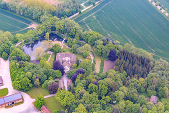 Vue aérienne de Grevenburg de Falk Peter Baron von Oeynhausen à le quartier Sommersell in Nieheim dans le département Rhénanie du Nord-Westphalie, Allemagne