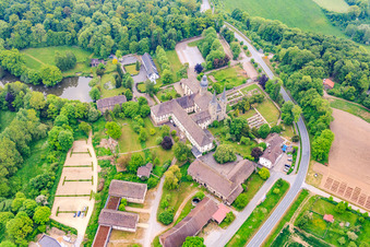 Vue aérienne de Église abbatiale Saint-Jacques le Majeur Marienmünster à le quartier Münsterbrock in Marienmünster dans le département Rhénanie du Nord-Westphalie, Allemagne