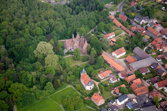Vue aérienne de Bâtiment de l'église à le quartier Hastenbeck in Hameln dans le département Basse-Saxe, Allemagne
