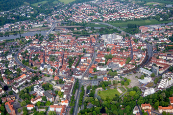 Vue aérienne de Vieille ville et centre-ville derrière le Bürgergarten à Hameln dans le département Basse-Saxe, Allemagne
