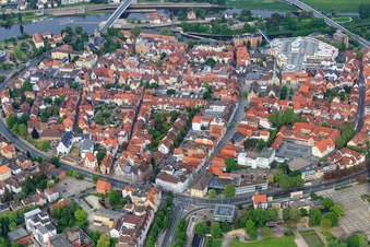 Photographie aérienne de Vieille ville historique vue de l'est à Hameln dans le département Basse-Saxe, Allemagne