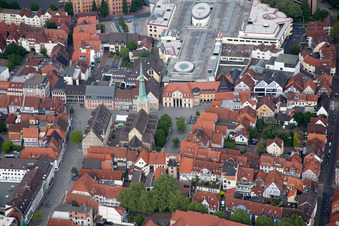 Vue aérienne de Église du marché Saint-Nicolas en face de la Galerie de la ville dans la vieille ville - Centre du centre-ville à Hameln dans le département Basse-Saxe, Allemagne