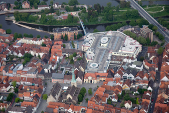 Vue aérienne de Église du marché Saint-Nicolas en face de la Galerie de la ville dans la vieille ville - Centre du centre-ville à Hameln dans le département Basse-Saxe, Allemagne